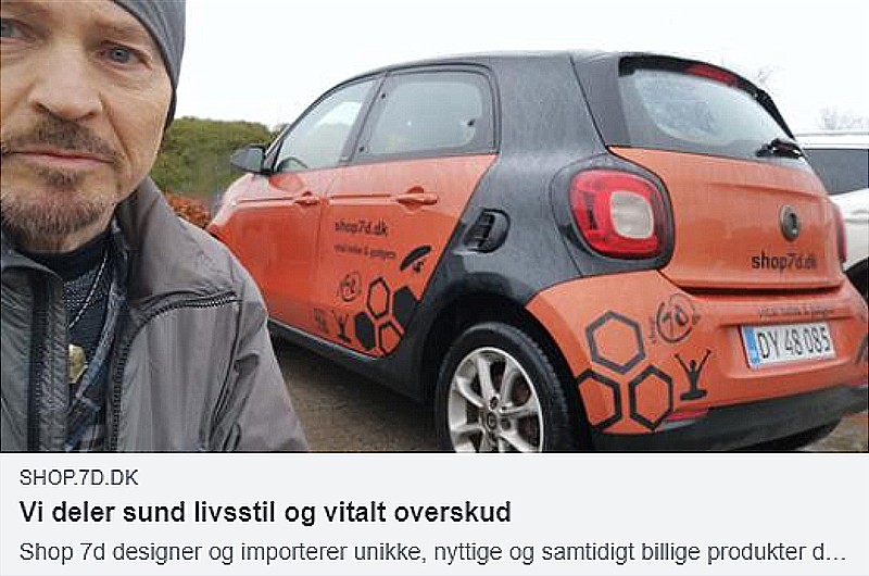 Jørgen med reklamer på bilen